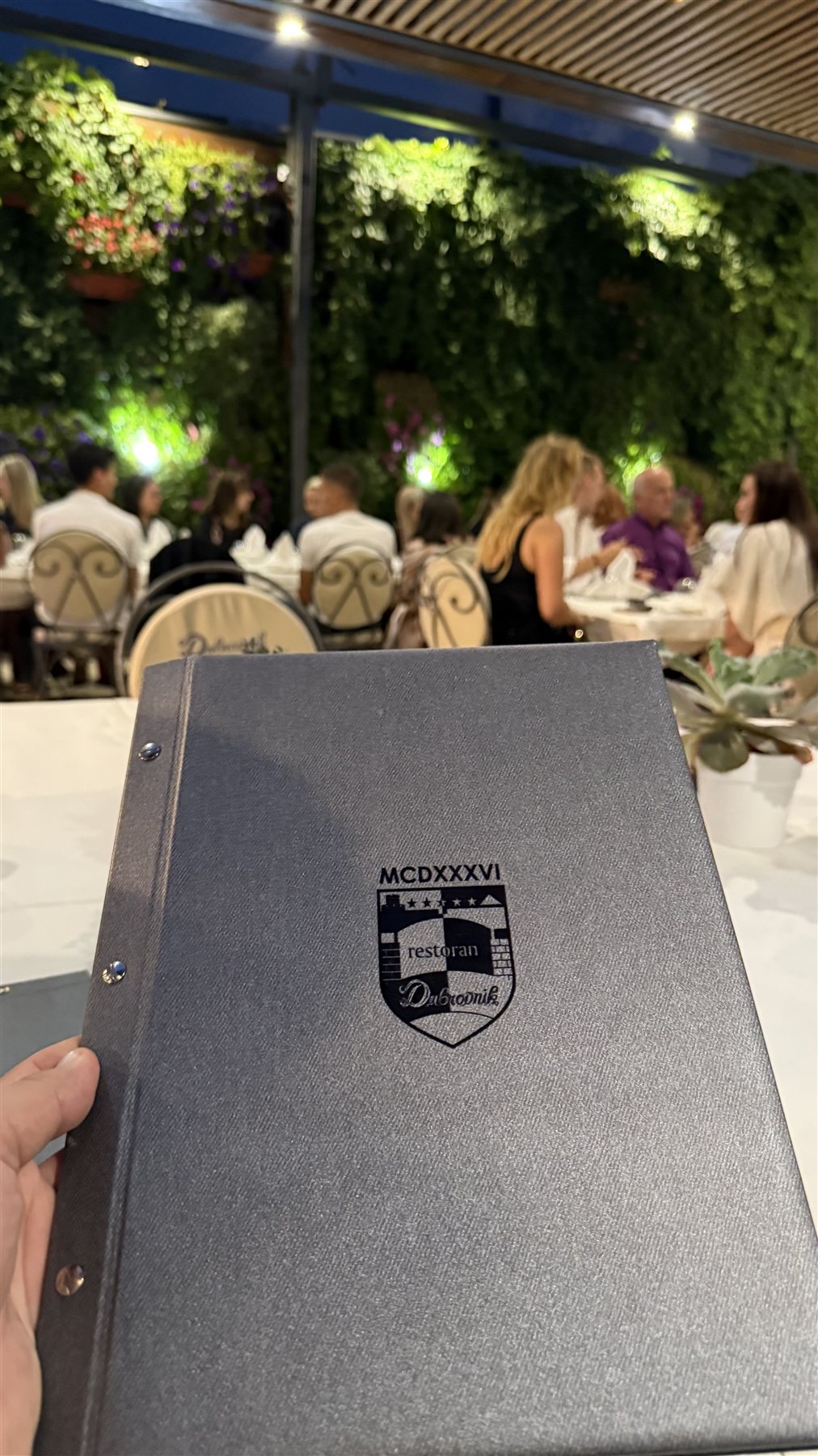 Jelovnik restorana Dubrovnik na stolu u zelenoj terasi