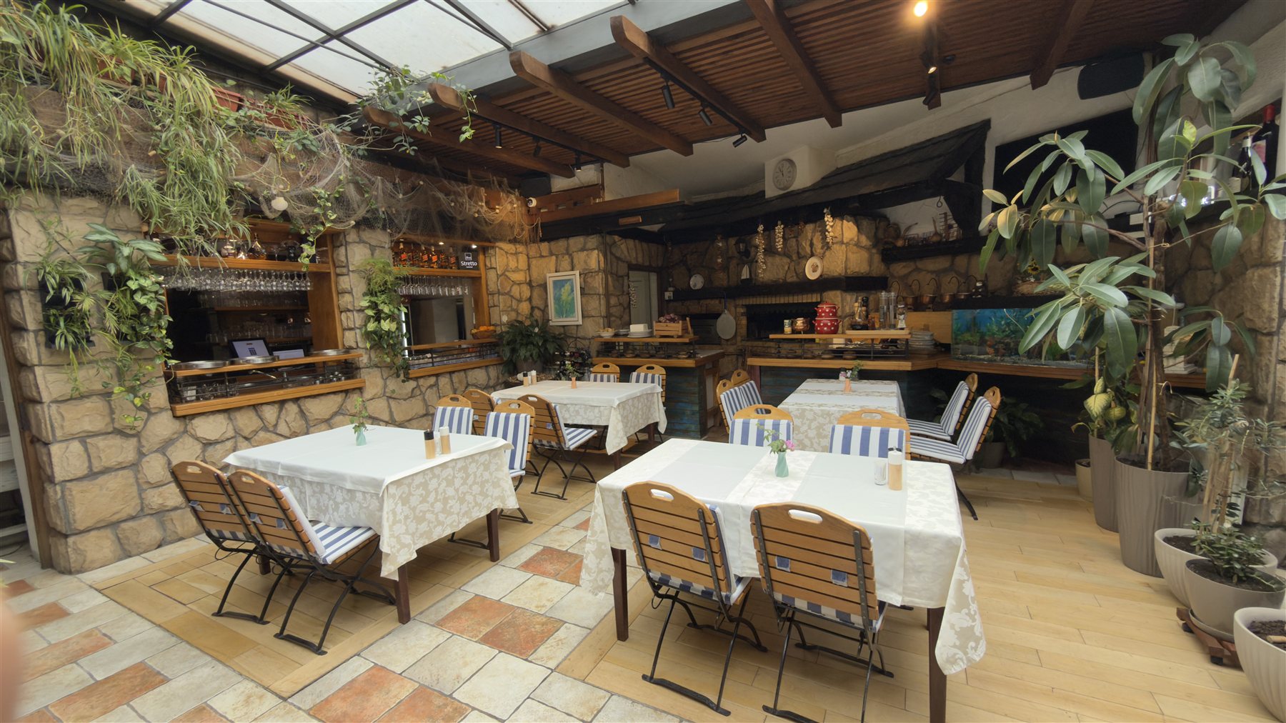 Topli kameni ambijent restorana Dubrovnik, okružen zelenilom
